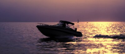 Ein Motorboot mit Sonnenuntergangshintergrund