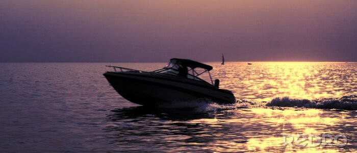 Bild Ein Motorboot mit Sonnenuntergangshintergrund