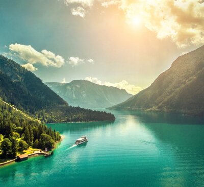  Ein türkisfarbener See in den Alpen