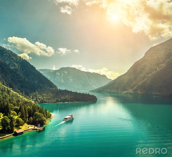 Bild Ein türkisfarbener See in den Alpen