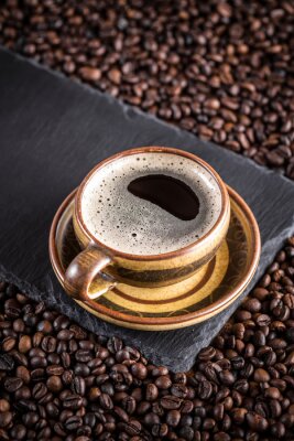 Eindrucksvoll servierte Tasse Kaffee