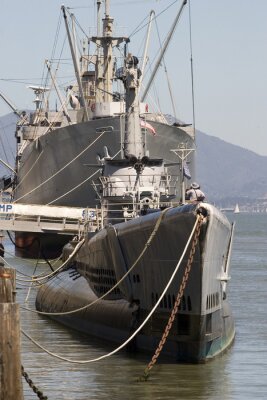 Eingedockte Militärschiffe