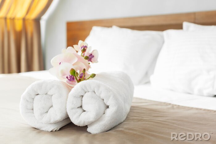 Bild Elegant ausgelegte Handtücher auf dem Bett