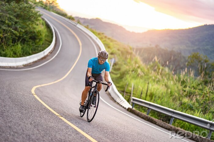 Bild Fahrrad und Mann auf dem Bergweg