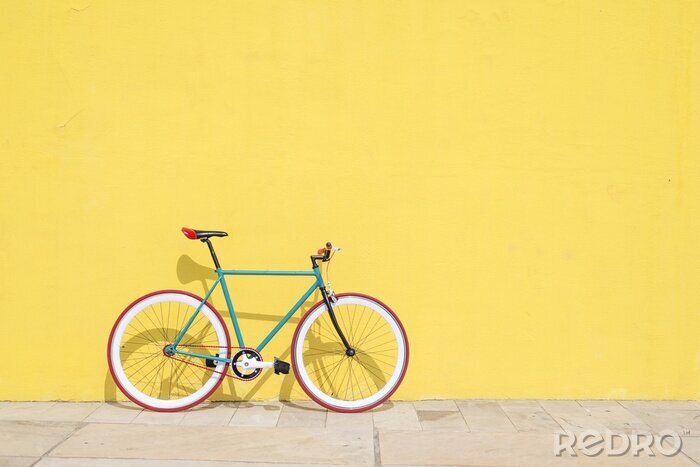Bild Fahrrad vor dem Hintergrund der gelben Wand
