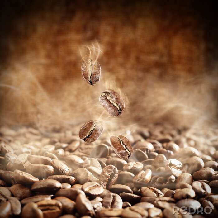 Bild Fallende Kaffeebohnen auf braunem Hintergrund