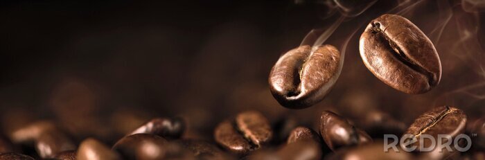 Bild Fallende Kaffeebohnen auf dunklem Hintergrund