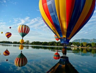 Bild Farbige Luftballons über Wasser