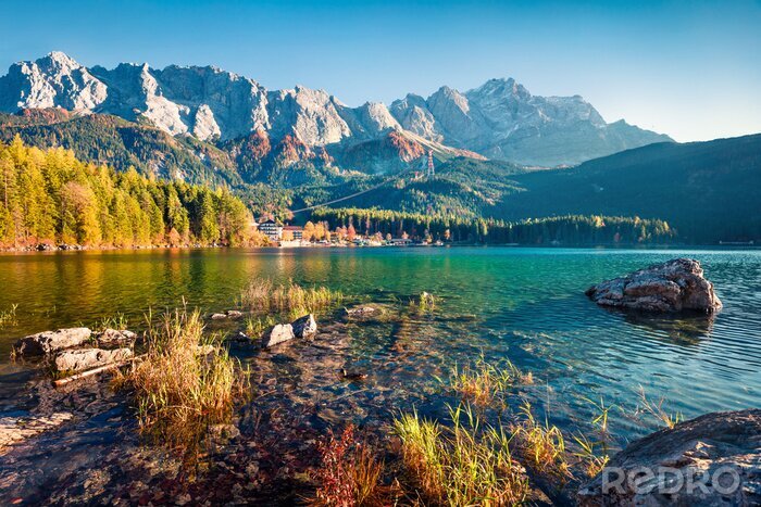 Bild Felsige Berge und See