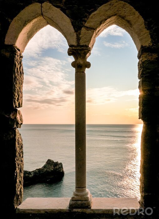 Bild Fenster mit Säule am Meer