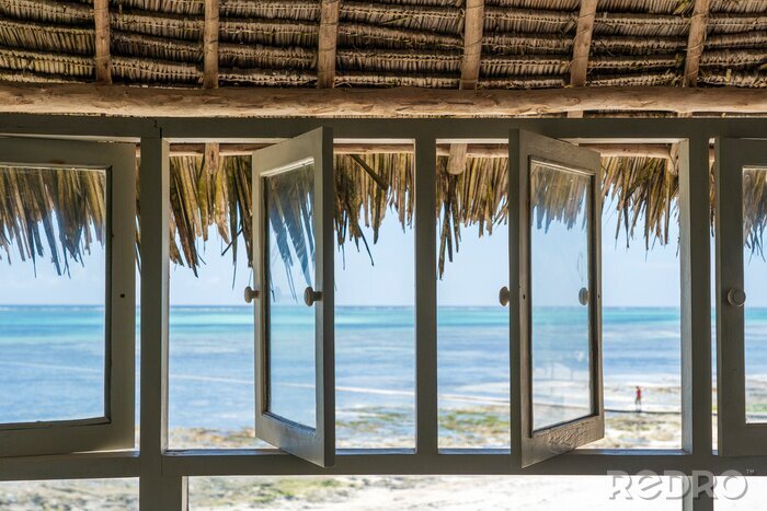 Bild Fensterblick auf das Meer und den paradiesischen Strand