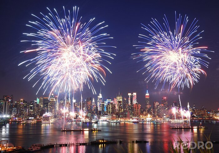 Bild Feuerwerk bei Nacht in der Stadt