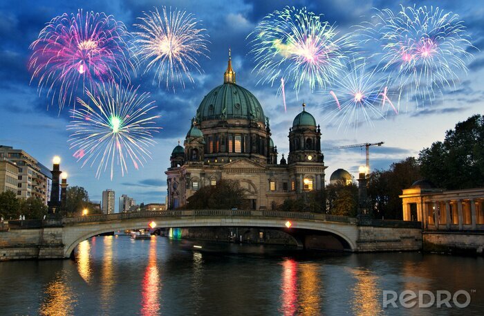Bild Feuerwerk über Berliner Architektur