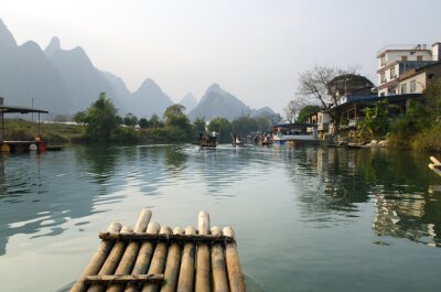 Bild Floß auf dem asiatischen Fluss