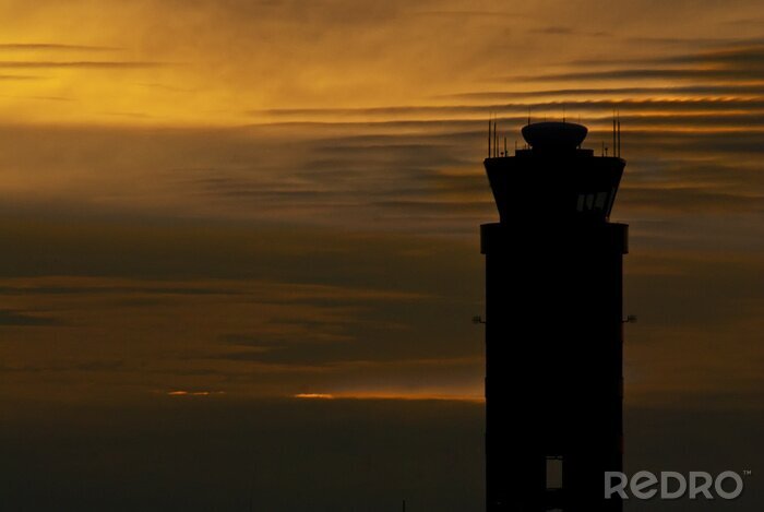 Bild Flugkontrollturm bei Sonnenuntergang