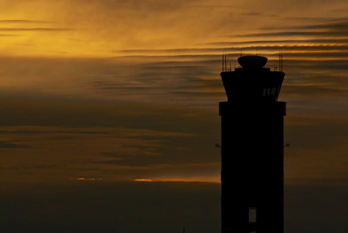 Bild Flugkontrollturm bei Sonnenuntergang