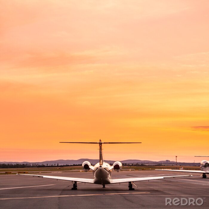 Bild Flugzeug beim Sonnenuntergang