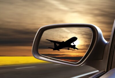 Flugzeug im Fahrzeugspiegel