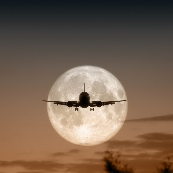 Bild Flugzeug mit Mond im Hintergrund