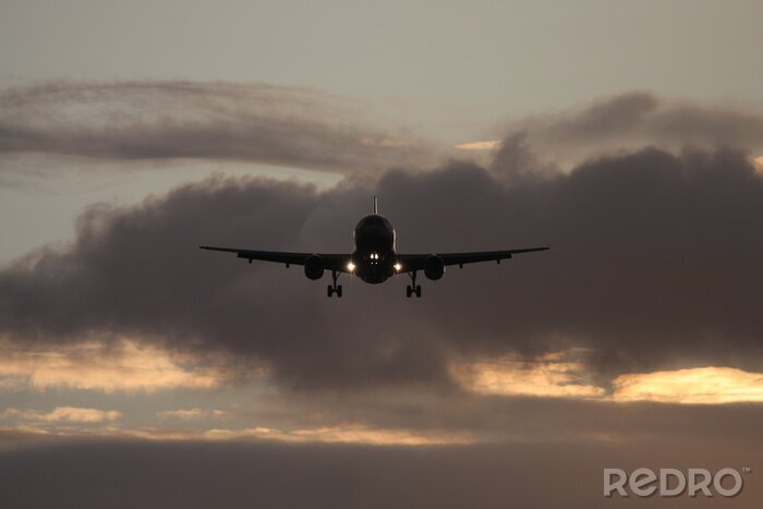Bild Flugzeug mit Wolken im Hintergrund
