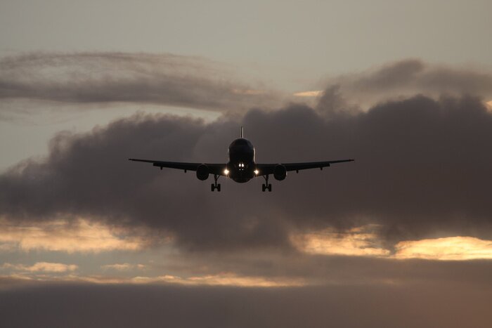 Bild Flugzeug mit Wolken im Hintergrund