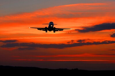 Flugzeug vor dem Hintergrund des Sonnenuntergangs