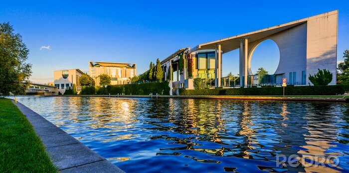 Bild Fluss am modernen Berlin