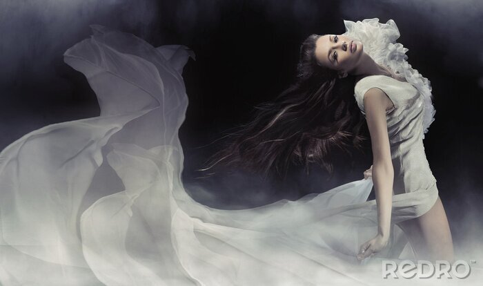 Bild Frau im weißen Kleid