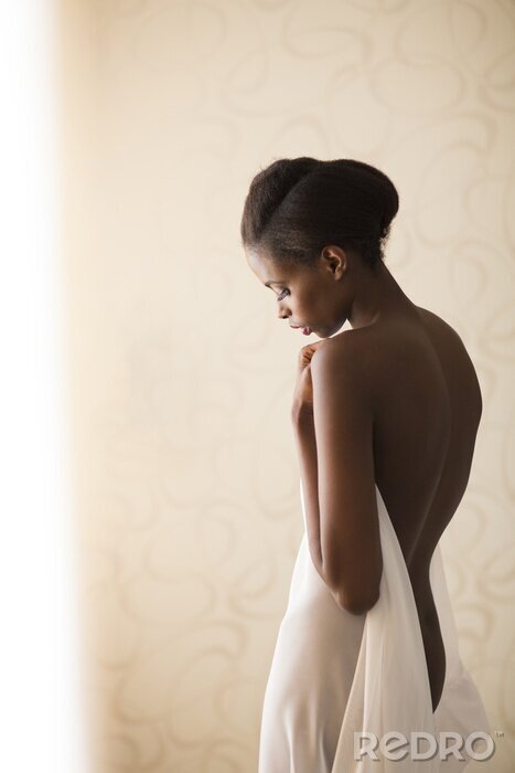 Bild Frau in Bettwäsche eingewickelt