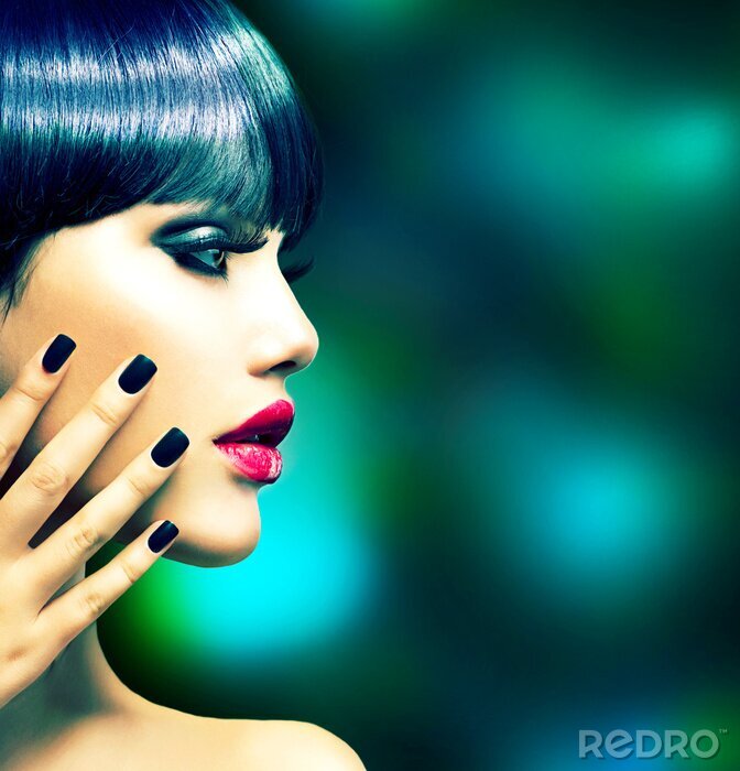 Bild Frau mit dunklem Make-up