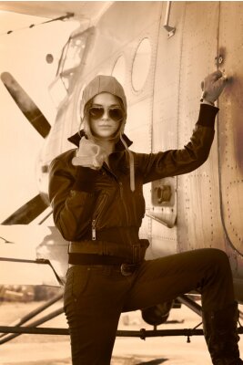 Bild Frau neben einem Kriegsflugzeug