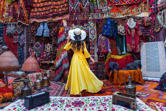 Bild Frau und orientalische Teppiche