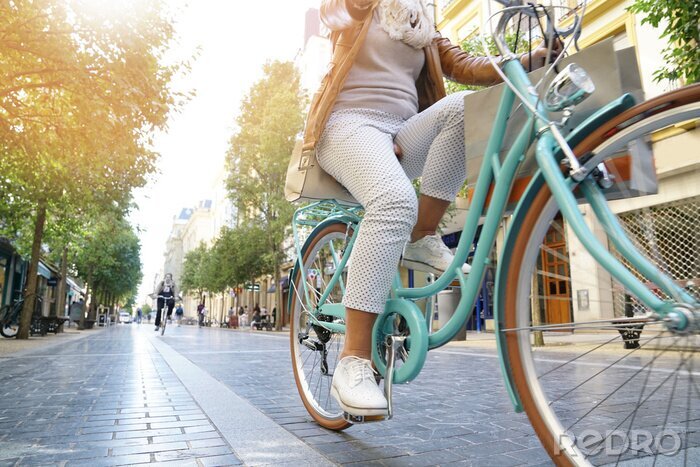Bild Frau und Retro-Fahrrad in der Stadt