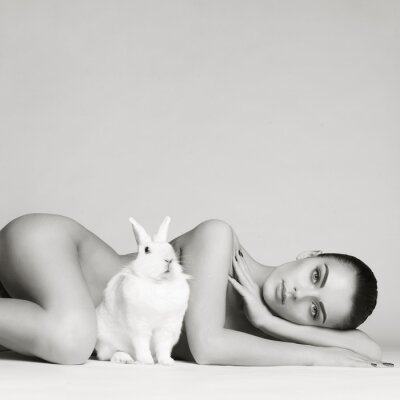 Frau und weißes Kaninchen