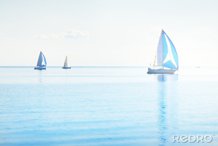 Bild Friedliche Landschaft und Segelboote auf dem Wasser