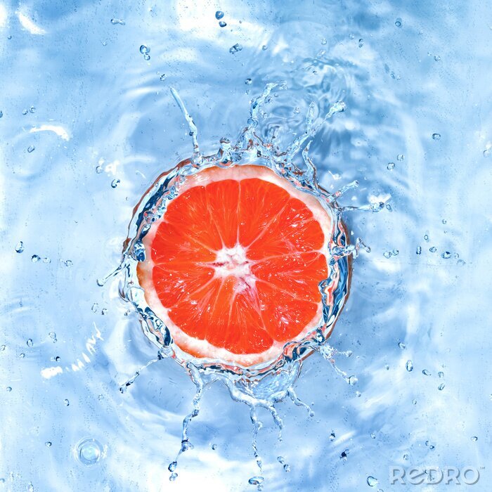 Bild Frische Zitrone fiel ins Wasser mit Blasen isoliert auf weiß