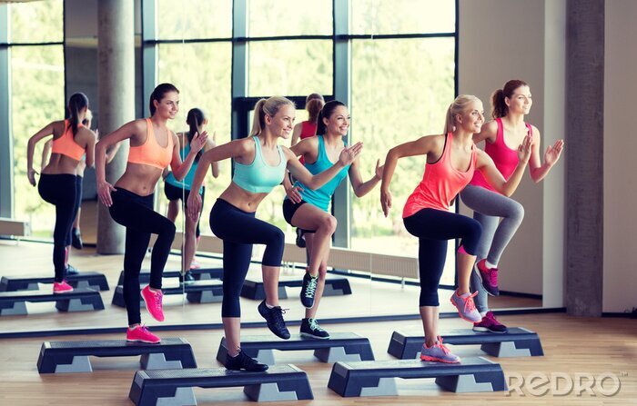 Bild Fröhliche trainierende Frauen im Fitnessstudio