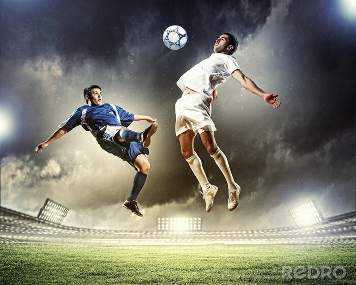 Bild Fußballspieler mit Gewitterwolken im Hintergrund