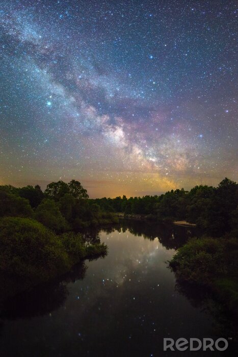 Bild Galaxie spiegelt sich im Wasser des Sees