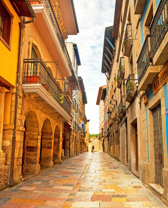 Bild Gasse aus bunten Steinen