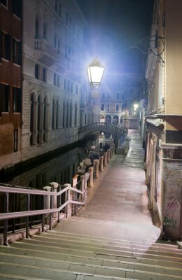 Gasse in Venedig bei Nacht
