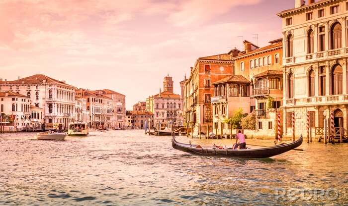Bild Gebäude und Gondeln am Venedig-Kanal