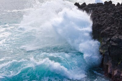 Gegen Felsen schlagende Wellen