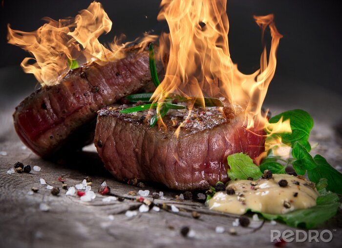 Bild Gegrilltes Steak mit Flammen