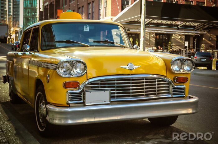 Bild Gelbes Auto auf der Straße nach Maß 