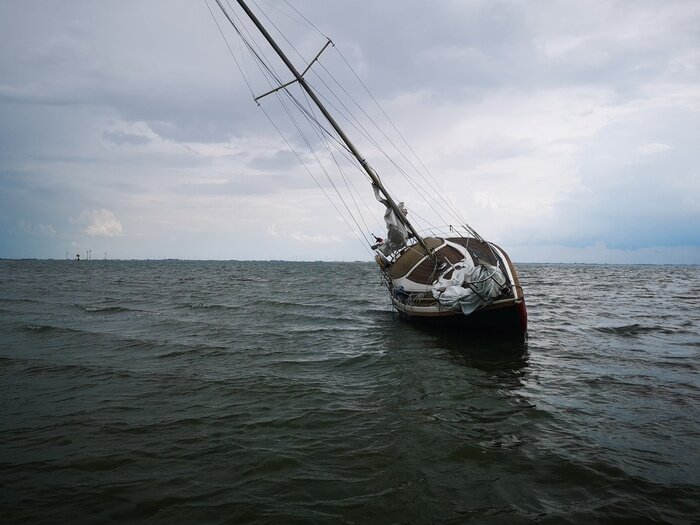 Bild Geneigtes Segelboot
