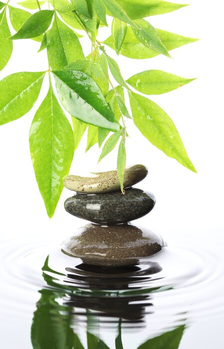 Bild Gestapelten Steinen im Wasser