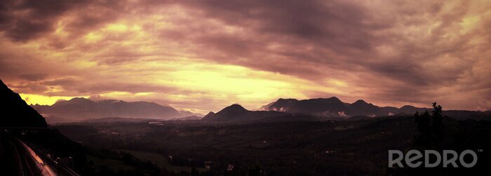 Bild Gewitterwolken auf einem Berghintergrund