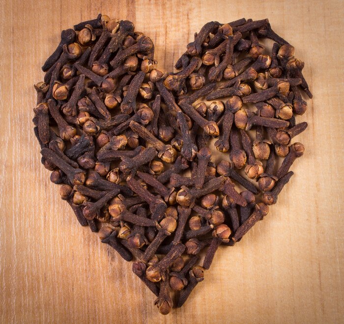 Bild Gewürz Herz aus Nelken angeordnet