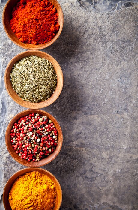 Bild Gewürze auf dem Küchentisch